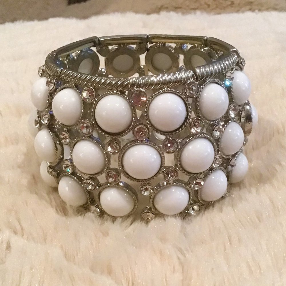White Bead and Rhinestone Stretch Fashion Bracelet - Picture 1 of 4